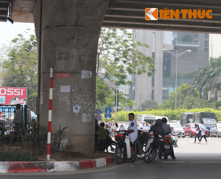 Một số người lái xe ôm khác tránh nắng nóng dưới gầm cầu vượt.