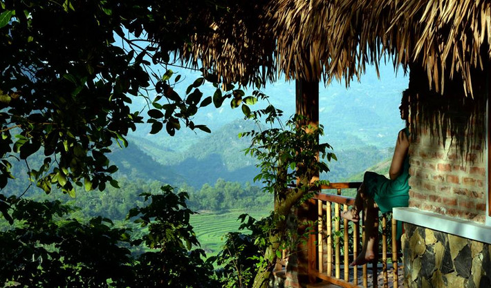 Nắm bắt cơ hội này một số cá nhân đến từ Hà Nội đã về đây “gom” đất của người dân, đầu tư hẳn một khu resort mang tên Pù Luông Retreat ngay trong vùng đệm của khu bảo tồn này. Ảnh: puluongretreat.com.