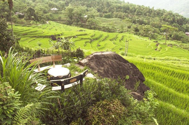 Phản ánh trên Người Lao động, ông Hà Văn Thiệp, Trưởng bản Đôn, những hôm resort nhiều khách, nước thải xả càng nhiều, chảy ra cả khu ruộng bậc thang của bà con, gây ảnh hưởng đến sản xuất nông nghiệp. Ảnh: puluongretreat.com.