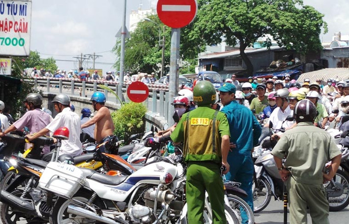 Lực lượng chức năng phong toả khu vực cầu Nhị Thiên Đường suốt nhiều giờ để giải quyết vụ tai nạn.