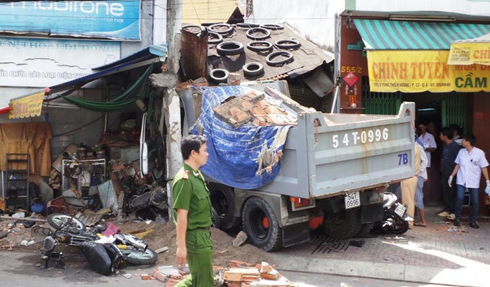 Thông tin ban đầu từ lãnh đạo cảnh sát PCCC, vào thời điểm xảy ra tai nạn, trong căn nhà có rất nhiều người và khách đến giao dịch mua bán, sửa chữa xe máy.