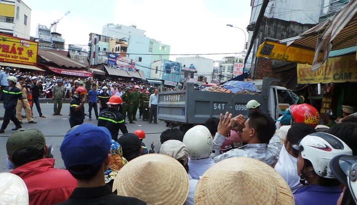 Xe ben gây tai nạn vẫn mắc kẹt tại hiện trường.