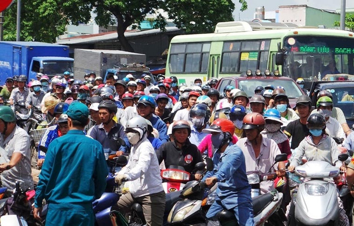 Xe cứu thương cũng đang túc trực phía ngoài để chờ tiếp nhận người bị nạn đưa đi cấp cứu.