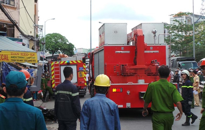 Đến thời điểm này, xác định đã có 2 người tử vong là ông La Hán Lưu (48 tuổi) khách đến mua xe và bà Bùi Thị Phước (68 tuổi, chủ nhà dưới dốc cầu Nhị Thiên Đường, hướng từ quận 8 về quận 5), cơ quan chức năng đã đưa thi thể ra ngoài.