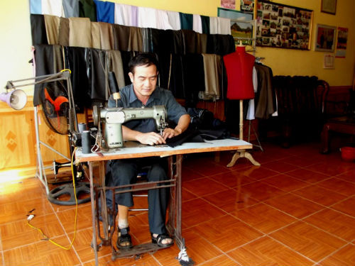 Mặc dù đã mất đi 1/3 chân phải và 53% sức khỏe nhưng với ý chí và nghị lực phi thường, thương binh Lê Văn Hoàn (54 tuổi, trú tại tổ 12, thị trấn Việt Quang, huyện Bắc Quang, Hà Giang) đã không chịu khuất phục trước khó khăn, tự vươn lên làm kinh tế. Đến nay, anh đã có một cửa hàng may mặc từ bình dân đến thời trang cao cấp, cho thu nhập mỗi năm 150 triệu đồng.