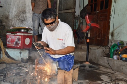 Trở về sau chiến tranh với đôi chân mất đi quá nửa, tưởng rằng quãng đời còn lại là những ngày tháng cùng cực, nhưng với nghị lực của người lính, ông Đinh Văn Cảnh (SN 1959, trú tại khối 3, thị trấn Diễn Châu, Nghệ An, thương binh hạng 1/4) đã vươn lên trong cuộc sống bằng chính bản lĩnh của mình. Với nghề cơ khí trong tay, ông đã tạo công ăn việc làm cho 6 người khuyết tật cũng như lao động địa phương với mức lương 3 – 5 triệu đồng/tháng/người.