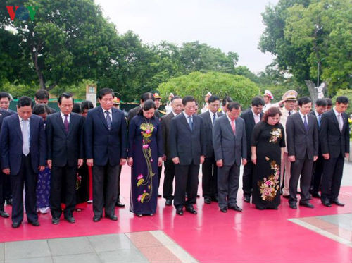 Đoàn đại biểu Thành phố Hà Nội do ông Phạm Quang Nghị, Ủy viên Bộ Chính trị, Bí thư Thành ủy Hà Nội dẫn đầu.