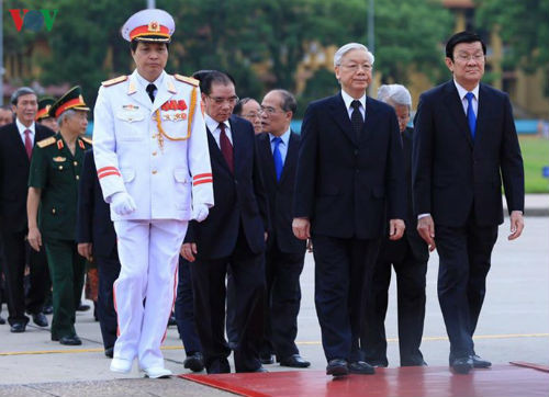 Dự buổi lễ có: Tổng Bí thư Nguyễn Phú Trọng, nguyên Tổng Bí thư Nông Đức Mạnh, Chủ tịch nước Trương Tấn Sang, nguyên Chủ tịch nước Trần Đức Lương, Thủ tướng Chính phủ Nguyễn Tấn Dũng, Chủ tịch Quốc hội Nguyễn Sinh Hùng, nguyên Chủ tịch Quốc hội Nguyễn Văn An.