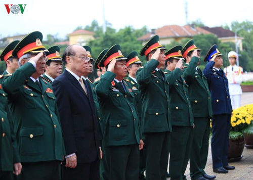 Do bận công việc nên Đại tướng Phùng Quang Thanh, Bộ trưởng Bộ Quốc phòng không đến dự lễ dâng hương tưởng niệm các anh hùng liệt sỹ và vào lăng viếng Chủ tịch Hồ Chí Minh như dự kiến trước đó.