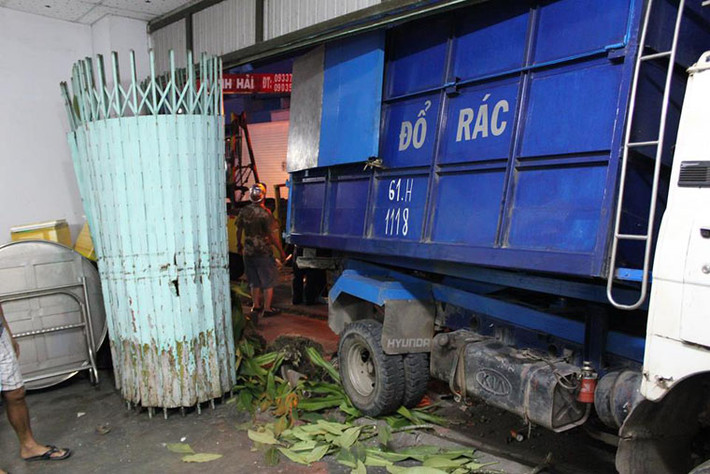 Rất may những người trong căn nhà đều thoát nạn. Tuy nhiên 2 người làm công việc thu gom rác bị thương nặng, đã được đưa vào bệnh viện cấp cứu.