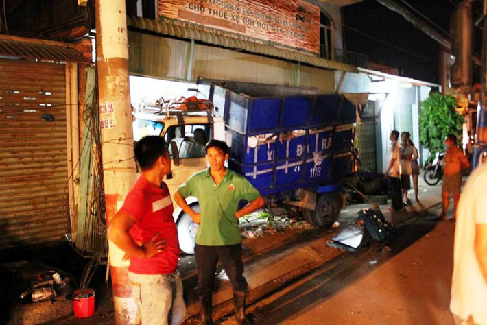 Cú tông khủng khiếp đẩy xe chở rác lao vào căn nhà của anh Trần Văn Phúc, làm sập cửa sắt, đè lên hàng loạt xe máy cùng nhiều tài sản.