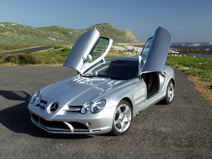 Siêu xe Mercedes-Benz SLR McLaren 2003 màu bạc là một trong những chiếc xe yêu thích nhất của ông Trump. Ảnh: The Cars.