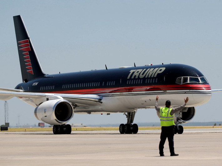 Nửa dưới chuyên cơ riêng Boeing 757 của ông được sơn màu trắng. Ảnh: Business Insider.