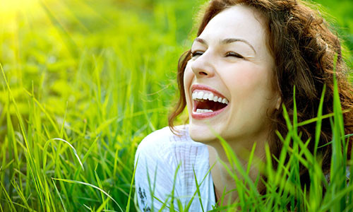 Khi nói chuyện hoặc cười để hở phần lợi là phụ nữ hiền dịu, ôn hòa, để lại ấn tượng về một cô gái có phần ngốc nghếch. Ảnh minh họa: Real Food Real Weightloss.