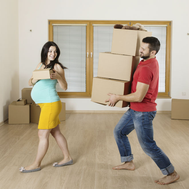 Phụ nữ mang thai tuyệt đối không nên tham gia vào việc chuyển nhà. Ảnh: Today's Parent.