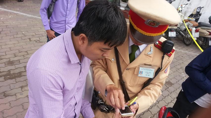 Khi tổ công tác ra tín hiệu dừng phương tiện vi phạm, các tài xế được tận mắt xem thông tin hình ảnh mà lực lượng CSGT đã ghi lại.