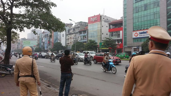 Trung tá Huỳnh Tấn Nam, Đội trưởng Đội Đèn tín hiệu, phụ trách Trung tâm điều khiển giao thông (Phòng CSGT, Công an TP Hà Nội) cho biết, hôm nay (1/12), lực lượng CSGT (PC 46), Công an Hà Nội chính thức xử " phạt nguội" đối với phương tiện vi phạm, rồi gửi biên bản về địa chỉ của chủ phương tiện.