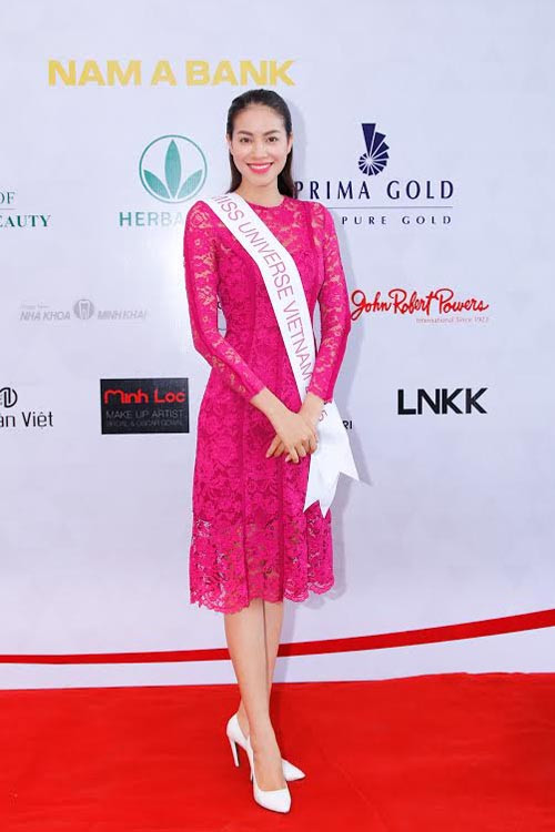 Hoa hậu Hoàn vũ Việt Nam 2015 Phạm Hương sẽ chính thức lên đường dự thi Hoa hậu Hoàn vũ 2015 vào ngày 1/12 tới đây. Cuộc thi quy tụ hơn 80 người đẹp từ khắp năm châu và là tâm điểm chú ý của hàng triệu khán giả trên toàn thế giới. Chiếc vương miện danh giá nhất sẽ tìm được người sở hữu vào đêm 20/12 tại nhà hát Planet Hollywood, Nevada, Mỹ.