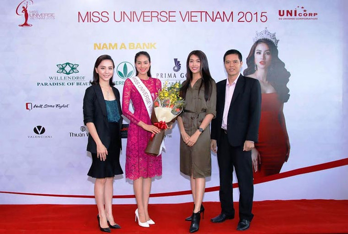 Cũng trong buổi trao thư mời, đại diện công ty Hoàn vũ Sài Gòn (Unicorp) ông Trần Ngọc Nhật ( Đồng trưởng ban tổ chức cuộc thi Hoa hậu Hoàn vũ Việt Nam 2015) đã chính thức trao giấy quyết định cấp phép dự thi quốc tế cho Phạm Hương từ Cục Nghệ thuật Biểu diễn.