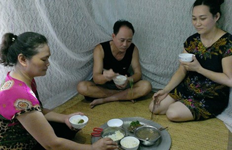 “Để tránh ruồi, chúng tôi phải đóng cửa gần như 24/24 giờ, các lỗ thông gió đều phải bịt kín. Trước khi ăn cơm phải tắt điện, xua hết ruồi trong nhà ra, đóng cửa, bật điện, rồi mới dám ăn. Nhiều hộ phải ăn trong màn vì nhiều ruồi quá. Khổ nhất là nhà nào có hiếu hỉ, ruồi nhặng bu đầy mâm cỗ, bay vo ve trên đầu, nhìn là phát khiếp” – bà Hoàng Thị Tám bức xúc.
