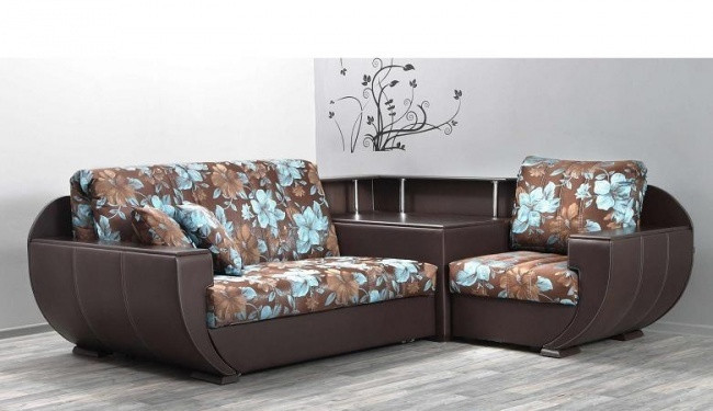 Tận dụng góc nhà để đặt một chiếc bàn uống nước gắn liền với ghế sofa là ý tưởng tuyệt hay dành cho những ngôi nhà có diện tích khiêm tốn.