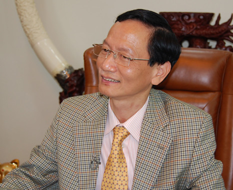 Mặc dù là người giàu có nhưng doanh nhân Vũ Văn Tiền được giới doanh nhân đánh giá là có cuộc sống giản dị, không siêu xe, không những bữa tiệc đình đám. Khác với những đại gia thích khoe siêu xe, hàng hiệu, ông Tiền chỉ sở hữu chiếc xe Toyota Yaris giá khoảng 700 triệu đồng. Ảnh: TheBusiness.vn.