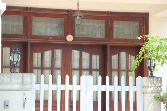 Không chỉ có một căn biệt thự trên, ở khi Nam Đô (thuộc khu đô thị Phú Mỹ Hưng) còn có một căn biệt thự đã được xây dựng hoàn chỉnh với đầy đủ tiện nghi. Tuy nhiên, vẫn bị bỏ hoang đầy nuối tiếc, khiến nhiều người thêu dệt những câu chuyện không tưởng.