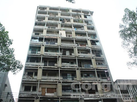1. Chung cư 727 Trần Hưng Đạo Chung cư cũ tại đường Trần Hưng Đạo (quận 5, TP.HCM) được xây dựng vào những năm 60 của thế kỷ trước. Công trình được thiết kế 13 tầng với 530 phòng. Ảnh: CA TP.HCM.