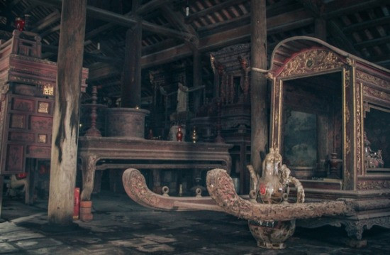 Chính điện xưa có 5 gian thờ, giờ chì còn 3 gian. Gian chính giữa là thờ hai vợ chồng cụ Đỗ Đại Vương. Gian bên phải thờ thầy giáo của cụ Đỗ Đại Vương cùng các cụ tổ trên cụ Đỗ Đại Vương. Gian bên trái thờ cụ tổ thế hệ sau cụ Đỗ Đại Vương. ơi đây đặt nhiều hương án, mâm đồng, kiệu, bia đá... Ảnh: Công lý.