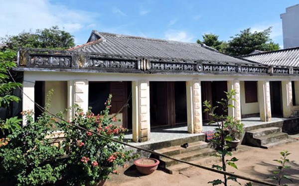 4. Ngôi nhà gỗ mít gần 200 tuổi của nghệ nhân Võ Hiển Đạt Ngôi nhà gỗ mít rộng gần 300 m2 của nghệ nhân Võ Hiển Đạt ở thôn Tây xã An Hải, đảo Lý Sơn đã có niên đại gần 200 năm tuổi và vẫn lưu giữ được nhiều nét cổ kính. Đây được xem là một trong những ngôi nhà gỗ mít cổ nhất Việt Nam. Ảnh: eva.vn.