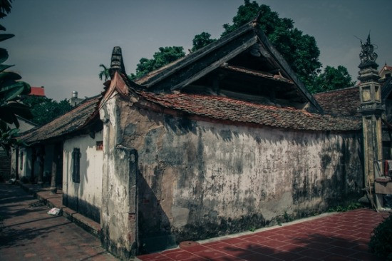 1. Căn nhà gỗ cổ hơn 300 năm tuổi ở Hà Nội Ngôi nhà cổ có niên đại trên 300 năm, toạ lạc giữa lòng Thủ đô Hà Nội. Đến nay ngôi nhà này vẫn còn giữ nguyên vẹn từ kiến trúc và các đồ vật dụng ngả màu thời gian. Ảnh: Công lý.
