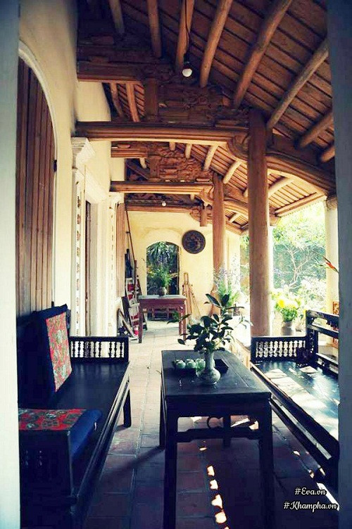 Sau lưng nhà là bếp 2 tầng khá thấp, phòng ngủ tương đối tiện nghi, hiện đại nhưng vẫn bảo toàn được giá trị truyền thống. Bên trong ngôi nhà chính, nội thất được sắp xếp, bày biện giống như những không gian nhà xưa, cũng có tủ chè, sập gụ, gian thờ, tràng kỷ,… Ảnh: Khám phá.