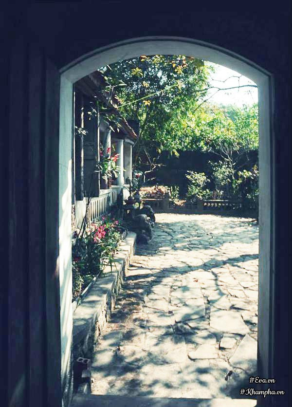 Đây là một trong những ngôi nhà hiếm tồn tại đã hơn 200 năm và được họa sĩ Bùi Hoài Mai mua lại từ một gia đình đông con muốn phá đi để cho các con xây nhà ống, và phục dựng lại trên khoảng đất rộng 700m2. Ảnh: Khám phá.