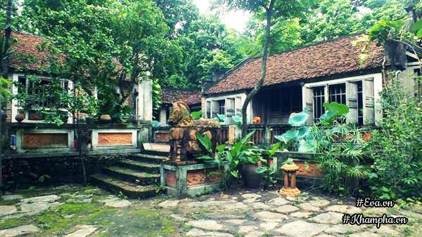 3. Nhà cổ hơn 200 tuổi của họa sĩ Bùi Hoài Mai Ngôi nhà ở làng Na, Tiên Du, Bắc Ninh của họa sĩ Bùi Hoài Mai là một trong những ngôi nhà cổ truyền thống mang đặc trưng của làng quê Bắc Bộ vẫn còn cho đến bây giờ. Ảnh: Khám phá.