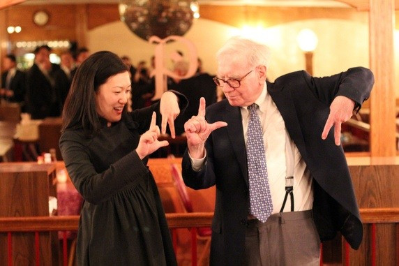 Hành động khó hiểu của tỷ phú Warren Buffett. (Ảnh: Quora)