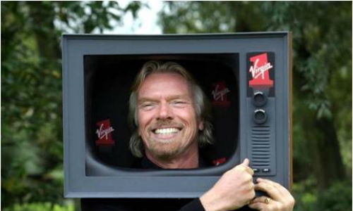 Tỷ phú thế giới Richard Branson trong trang phục đặc biệt khi tham gia sự kiện ra mắt kênh Channel One của Virgin Media. (Ảnh Taylorherring)