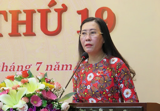 Bà Bùi Thị Quỳnh Vân (46 tuổi), quê phường Trần Phú, thành phố Quảng Ngãi, đại học chuyên ngành ngữ văn, cao cấp lý luận chính trị, chuyên viên cao cấp về quản lý nhà nước...