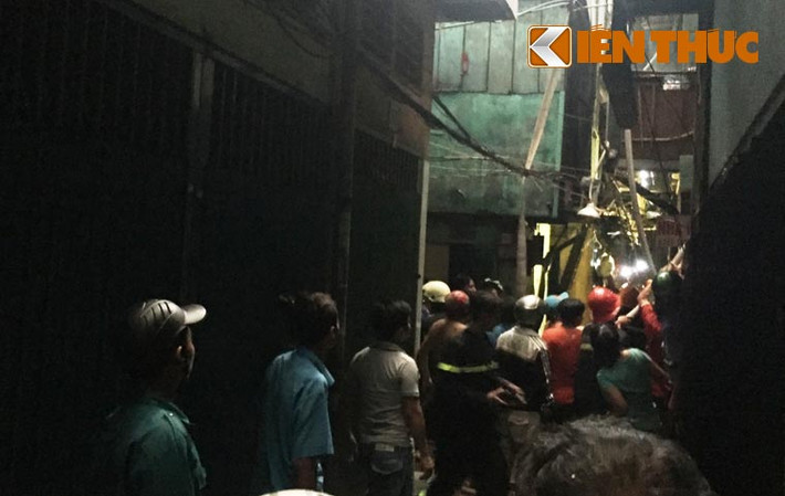Theo thông tin ban đầu, có ít nhất hơn 20 căn nhà từ các tầng lầu nằm sâu phía trong các con hẻm bị cháy rụi cùng hầu như toàn bộ tài sản vì không ai kịp lấy ra khi phát hiện cháy.