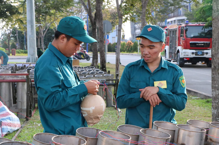 Hai điểm bắn pháo hoa tầm cao là ở đầu đường hầm sông Sài Gòn (phường Thủ Thiêm, quận 2) và tòa nhà Landmark - khu vực công viên Vinhomes thuộc khu đô thị Vinhomes Center Park (quận Bình Thạnh).