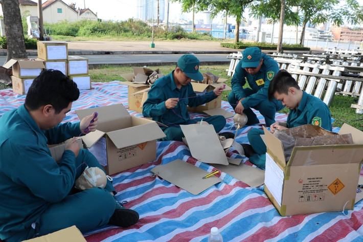 Trong công tác chuẩn bị và phục vụ màn bắn pháo hoa đêm nay, lực lượng chức năng huy động nhiều lực lượng như quân độ, dân quân tự vệ... tham gia.