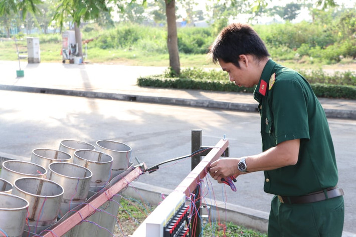 Các dàn pháo từ tầm thấp, trung, cao được các chiến sĩ lắm đặt rất cẩn thận trước giờ khai hỏa.