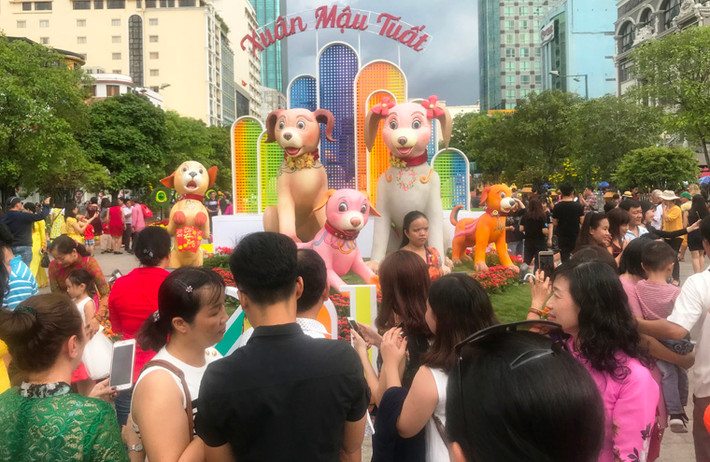 Chiều mồng 3 Tết Mậu Tuất (18/2), giữa tiết trời mát mẻ, đường hoa Nguyễn Huệ xuân Mậu Tuất 2018 vẫn thu hút rất đông du khách từ khắp nơi đổ về tham quan, chụp ảnh.