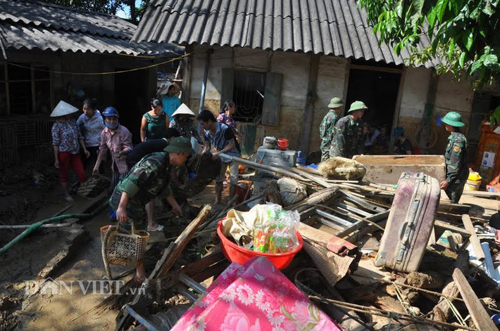 Lực lượng quân sự huyện Bát Xát được huy động đến giúp dân thu dọn, vệ sinh nhà cửa sau mưa lũ lịch sử.