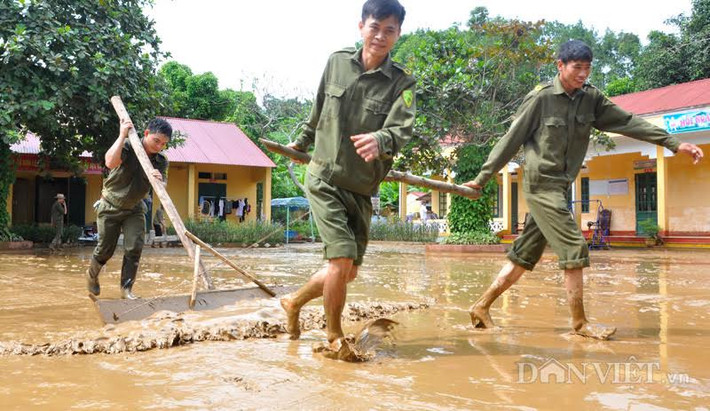 Lực lượng công an, dân phòng xã Cốc San khẩn trương thu dọn bùn cát tại phân hiệu trường tiểu học Tòng Xành (thuộc xã Cốc San) để kịp đón các em học sinh của xã vào năm học mới sắp tới.