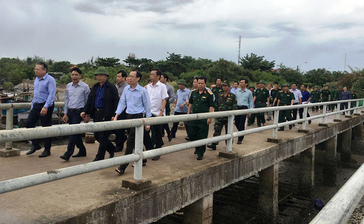 Sáng nay (24/11) Bộ trưởng Bộ Nông nghiệp và Phát triển nông thôn, Trưởng ban chỉ đạo Trung ương về phòng, chống thiên tai Nguyễn Xuân Cường và ông Lê Thanh Liêm - Phó chủ tịch Thường trực UBND TP.HCM, cùng lãnh đạo UBND huyện Cần Giờ, lực lượng bộ đội biên phòng đã đến kiểm tra công tác ứng phó bão số 9 tại các bến phà và những hộ dân ven biển Cần Giờ.