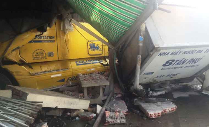 Theo người dân chứng kiến, sau khi gây ra tai nạn trên, tài xế xe container do quá buồn ngủ nên “say giấc” luôn trong cabin. Khoảng 30 phút sau, khi người dân đập cửa, tài xế mới tỉnh dậy và bước xuống xe.