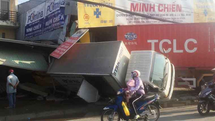 Ghi nhận từ hiện trường, toàn bộ phần trước số nhà 1431 bị đổ sập hoàn toàn. Ngoài ra, 1 phần của cửa hàng vật liệu xây dựng cũng bị hư hỏng. Riêng đầu xe container biến dạng, nằm trong căn nhà 1431.