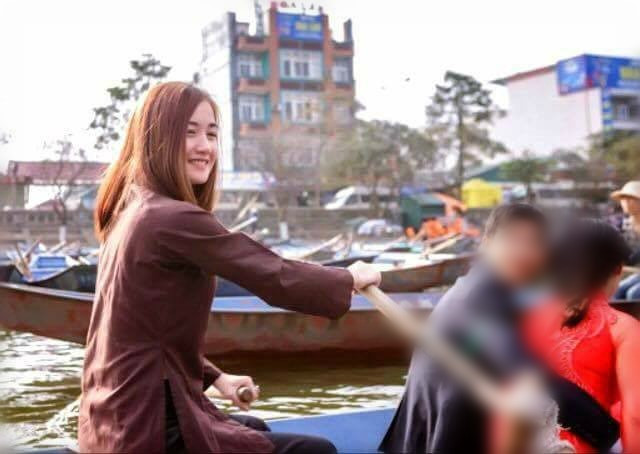 Cô lái đò xinh đẹp: Nhờ ảnh chụp lén khi đang chở du khách trên dòng suối Yến (chùa Hương, Hà Nội), Bùi Huyền Trang (đến từ Mỹ Đức, Hà Nội) nhận được sự chú ý của dân mạng Việt. Thiếu nữ 22 tuổi đã tốt nghiệp ngành Mầm non của một trường trung cấp, hiện ở nhà phụ giúp gia đình. 9X bắt đầu theo cha mẹ lái đò chở khách đi trẩy hội chùa Hương từ năm 15 tuổi và luôn yêu công việc vất vả này.