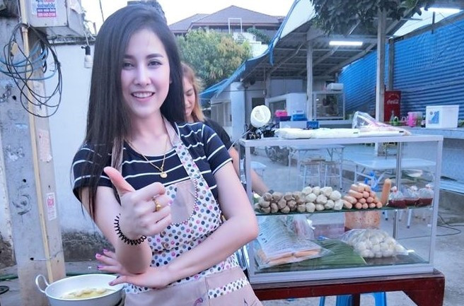 Cô chủ xe thịt viên: May Kantida (25 tuổi, đến từ Phitsanulok, Thái Lan) hiện là sinh viên Học viện Quản lý, thuộc Đại học Hoàng gia Pibulsongkram Rajabhat. Ngoài giờ học, May làm thêm nhiều việc để kiếm thêm thu nhập, phụ giúp gia đình.
