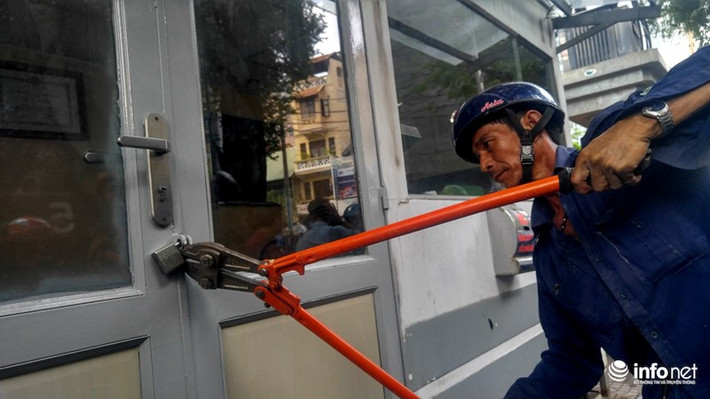Chiều ngày 24/2 ông Đoàn Ngọc Hải - Phó chủ tịch UBND quận 1 tiếp tục dẫn đầu đoàn liên ngành đi xử lý các trường hợp lấn chiếm vỉa hè trên địa bàn. Đây là ngày thứ 4 trong tuần ông Hải trực tiếp đi cùng các cơ quan chức năng xuống hiện trường.